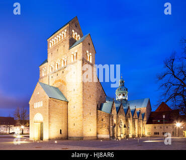 Kathedrale der Mariä Himmelfahrt, Dämmerung, Hildesheim, Niedersachsen, Deutschland Stockfoto