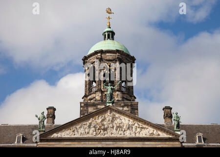 Giebel mit Turm, königlicher Palast, Paleis, Amsterdam, Holland, Niederlande Stockfoto