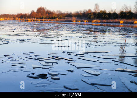 Eis-Floas an einem großen Fluss Stockfoto