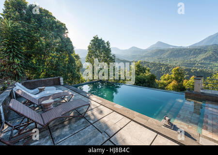 Landschaft, Schwimmbad mit Deck Stühle, Hügel, Munduk, Bali, Indonesien Stockfoto