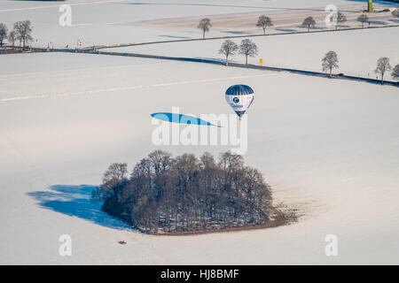 Heißluftballon Tutima D-OTGL bei der Landung auf einer Schneefläche, Winterwetter, Niedrigwasser am Möhnesee See, Sauerland, Ruhrgebiet, Stockfoto