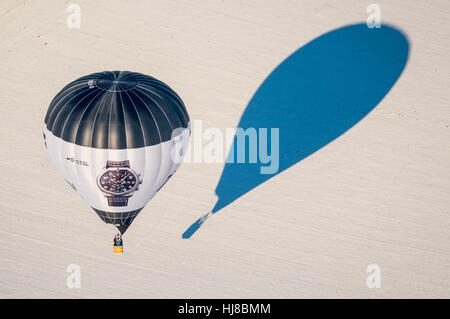 Heißluftballon Tutima D-OTGL bei der Landung auf einer Schneefläche, Winterwetter, Niedrigwasser am Möhnesee See, Sauerland, Ruhrgebiet, Stockfoto