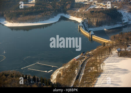 Dam Möhnesee See im Abendlicht, Winterwetter, Niedrigwasser am Möhnesee, Mohnesee See, Sauerland, Ruhrgebiet, Stockfoto