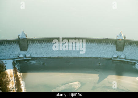 Dam Möhnesee See im Abendlicht, Winterwetter, Niedrigwasser am Möhnesee, Mohnesee See, Sauerland, Ruhrgebiet, Stockfoto