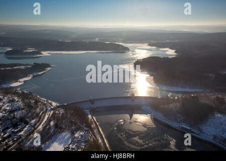 Stockum mit ADAC Campingplatz, Winterwetter, Schnee, Niedrigwasser am Möhnesee, Sauerland, Ruhr und Umgebung, Nordrhein-Westfalen, Deutschland Stockfoto