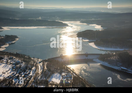 Stockum mit ADAC Campingplatz, Winterwetter, Schnee, Niedrigwasser am Möhnesee, Sauerland, Ruhr und Umgebung, Nordrhein-Westfalen, Deutschland Stockfoto