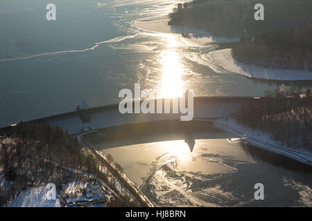 Stockum mit ADAC Campingplatz, Winterwetter, Schnee, Niedrigwasser am Möhnesee, Sauerland, Ruhr und Umgebung, Nordrhein-Westfalen, Deutschland Stockfoto