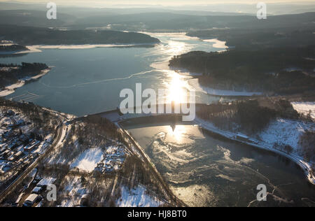 Stockum mit ADAC Campingplatz, Winterwetter, Schnee, Niedrigwasser am Möhnesee, Sauerland, Ruhr und Umgebung, Nordrhein-Westfalen, Deutschland Stockfoto