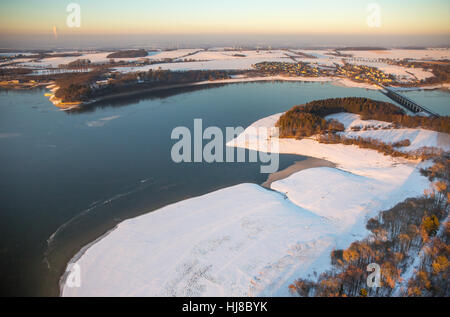 Sandbank mit Eis am Südufer, rücksichtslose ahnungslose Spaziergänger auf dem dünnen Eis, Winter-Wetter-Niedrigwasser am Möhnesee Stockfoto