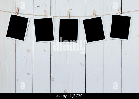 fünf Foto-Frame leer hängen Holzbrett Hintergrund. Stockfoto