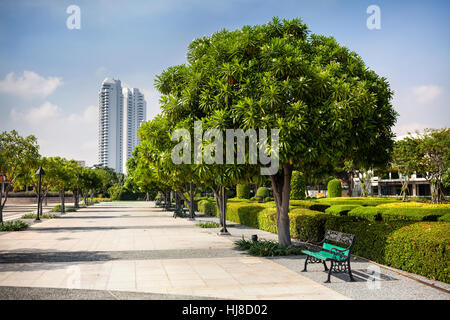 Sitzbank im Park von Rama VII in Bangkok, Thailand Stockfoto