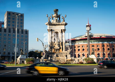 Taxi fahren um den Kreisverkehr, Plaza de espana, Barcelona, Katalonien, Spanien Stockfoto