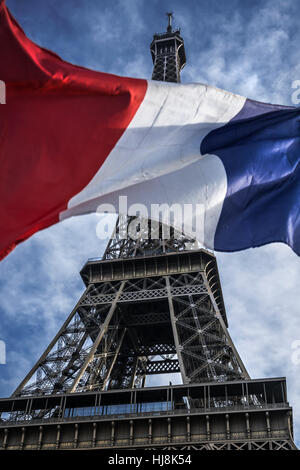 Französische Flagge vor dem Eiffelturm, Paris, Frankreich Stockfoto