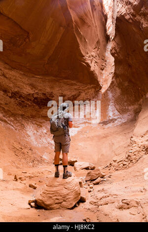 Ein Wanderer stehen in der kühlen Höhle entlang der Panoramaweg. Kodachrome Basin State Park, Utah Stockfoto