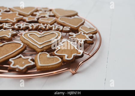 Lebkuchen auf einem Draht Rack-Kühlung Stockfoto