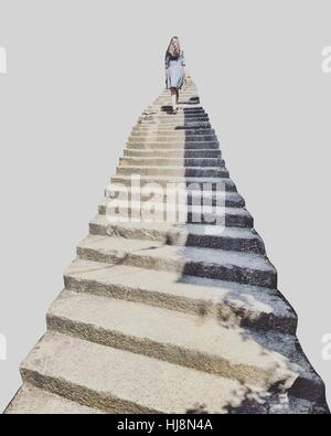 Junge Frau zu Fuß die Treppen hoch Stockfoto