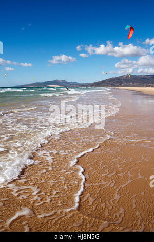 Kite-Surfen, Strand Los Lances, Tarifa, Cádiz, Andalusien, Spanien Stockfoto