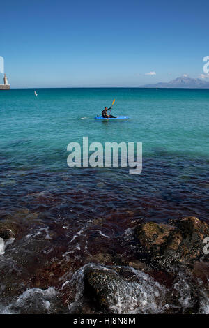 Mann-Kajak im Mittelmeer, Tarifa, Cádiz, Andalusien, Spanien Stockfoto