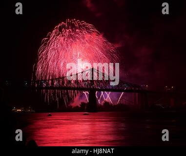 Feuerwerk über der Brücke am Neujahrstag, Montreal, Kanada Stockfoto