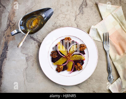Geröstete rote Beete Salat mit Orangenscheiben und karamellisierten Nüssen Stockfoto