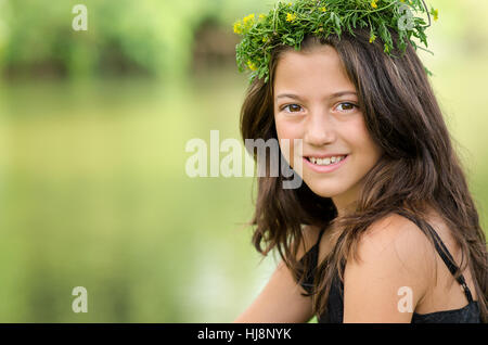 Porträt eines lächelnden Mädchens tragen einen Blumenkranz auf dem Kopf Stockfoto