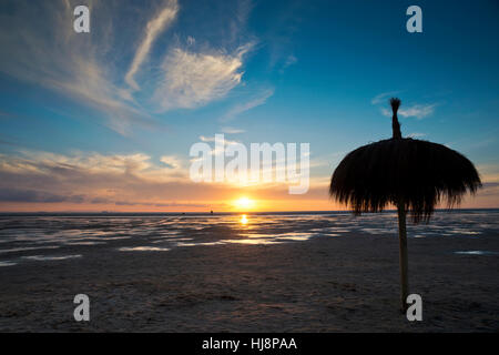 Sonnenschirm am Strand Los Lances bei Sonnenuntergang, Tarifa, Cádiz, Andalusien, Spanien Stockfoto