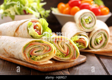 Sandwiches, verdreht roll Tortilla-Wraps mit Schinken Käse und Gemüse Stockfoto