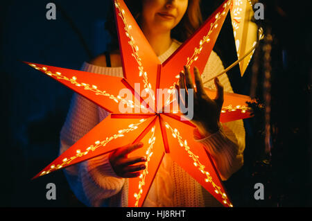 Frau hält ein Weihnachtsstern Stockfoto