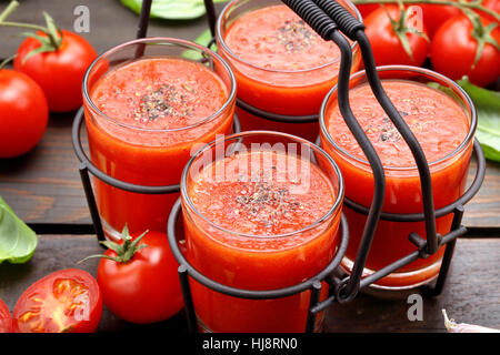 Frische gesunde Smoothie Tomatensaft in Metall-Container auf hölzernen Hintergrund Stockfoto