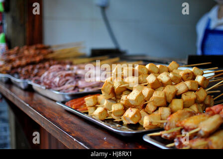 Tofu und Fleisch-Spieße für den Verkauf in Straßenmarkt, Chengdu, China Stockfoto