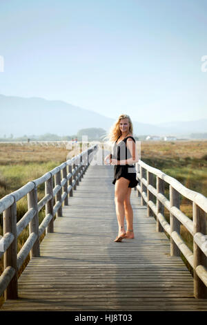 Frau zu Fuß entlang der Promenade, Tarifa, Cádiz, Andalusien, Spanien Stockfoto