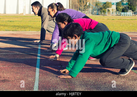 Familie wartet an der Startlinie auf Laufstrecke Stockfoto