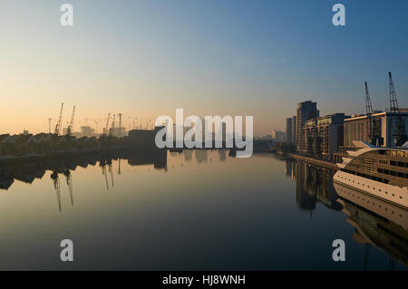 Royal Victoria Dock London UK im Winter, mit Blick auf Canary Wharf Stockfoto