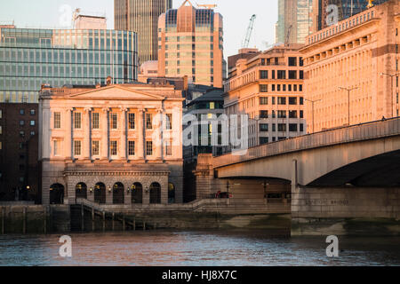 Fischhändler Hall, London Bridge am Ufer der Themse, London EC4 an einem sonnigen Nachmittag mit blauem Himmel Stockfoto