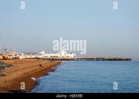 South Parade Pier und den steinigen Strand von Southsea, Portsmouth, Hampshire, Südengland im späten Nachmittag/frühen Abendlicht Stockfoto