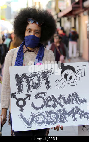 Eine Frau hält Zeichen auf der 6th Street während der Frauen Marsches in Los Angelses, California 21. Januar 2017. Stockfoto