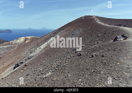 Wandern rund um den Gran Cratere auf Vulcano, einer der Äolischen Inseln vor Sizilien Stockfoto