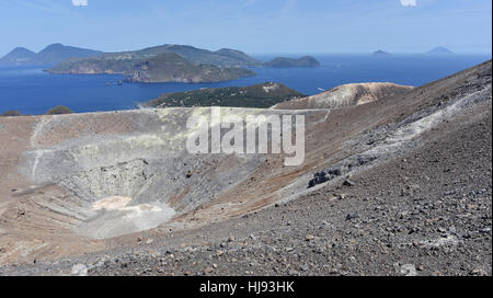 Wandern rund um den Gran Cratere auf Vulcano, einer der Äolischen Inseln vor Sizilien, Salina, Stromboli und Panarea in der Ferne Stockfoto