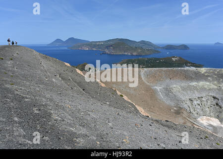 Blick von der Gran Cratere Vulcano und mehrere von den anderen Äolischen Inseln wie Lipari, Salina und Panarea Stockfoto