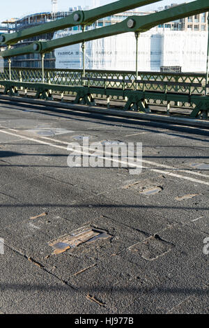 Großaufnahme von Schäden und Schlaglöchern auf der Hammersmith Bridge in West London, England, Großbritannien. Stockfoto