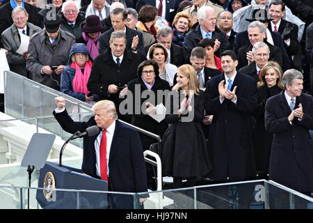 Präsident Donald Trump hat seine Faust in Sieg der Menge nach seiner ersten Ansprache nachdem er geschworen-in der 45. Präsident auf dem Capitol Hill 20. Januar 2017 in Washington, DC. Stockfoto