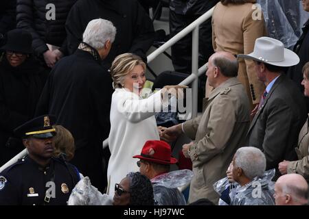 Ehemaligen demokratischen Präsidentschaftskandidaten Hillary Rodham Clinton Wellen wie sie und ehemaligen Präsidenten Bill Clinton nach der Präsidenten-Eröffnungs-Zeremonie auf dem Capitol Hill 20. Januar 2017 in Washington, D.C. fahren. Donald Trump wurde der 45. Präsident der Vereinigten Staaten in der Zeremonie. Stockfoto