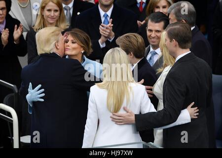 Präsident Donald Trump umarmt seine Frau Melania nach den Amtseid als der 45. Präsident, umgeben von seinen fünf Kindern 20. Januar 2017 in Washington, DC. Stockfoto