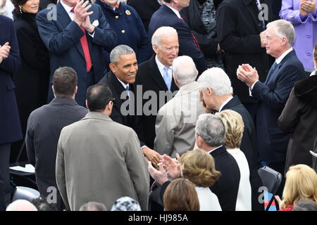 Präsident Barack Obama begrüßt ehemalige Außenministerin Hillary Rodham Clinton, als er ankommen für die 68. Präsident Eröffnungs-Zeremonie auf dem Capitol Hill 20. Januar 2017 in Washington, DC. Donald Trump wurde der 45. Präsident der Vereinigten Staaten in der Zeremonie. Stockfoto