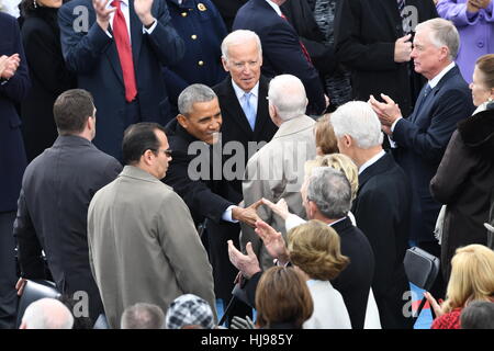 Präsident Barack Obama begrüßt ehemalige Außenministerin Hillary Rodham Clinton, als er ankommen für die 68. Präsident Eröffnungs-Zeremonie auf dem Capitol Hill 20. Januar 2017 in Washington, DC. Donald Trump wurde der 45. Präsident der Vereinigten Staaten in der Zeremonie. Stockfoto