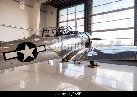 North American AT-6 SNJ-6 angezeigt im Lyon Air Museum in Santa Ana, Kalifornien, USA. Stockfoto
