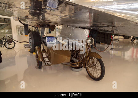 Olivgrün 1921 Harley Davidson Motorrad und Beiwagen angezeigt im Lyon Air Museum in Santa Ana, Kalifornien Stockfoto
