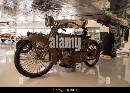 Olivgrün 1921 Harley Davidson Motorrad und Beiwagen angezeigt im Lyon Air Museum in Santa Ana, Kalifornien Stockfoto