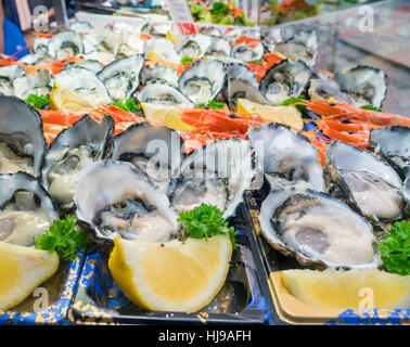 Nahaufnahme der Austern in Fischmarkt Stockfoto