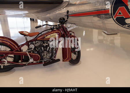 Santa Ana, CA, USA - 21. Januar 2017: Red Indian Motorrad angezeigt im Lyon Air Museum in Santa Ana, Kalifornien Stockfoto